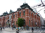 京都文化博物館を三条通から見たところ。かっこいいでしょ。京都にはこういう近代の建物も結構あるんです。